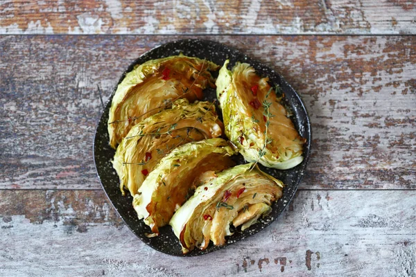 Fatias Repolho Assadas Comida Outono Dieta Vegan Foco Seletivo Macro — Fotografia de Stock