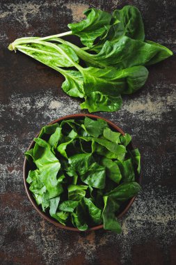 Ispanaklı kase. Düz yatıyordu.