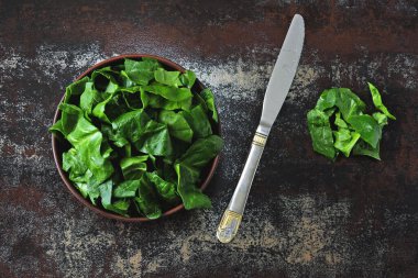 Ispanaklı kase. Düz yatıyordu.