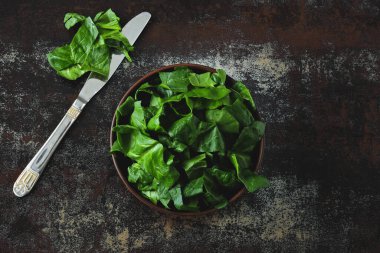 Ispanaklı kase. Düz yatıyordu.