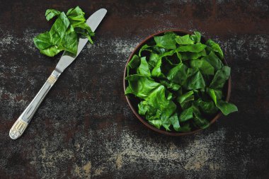 Ispanaklı kase. Düz yatıyordu.