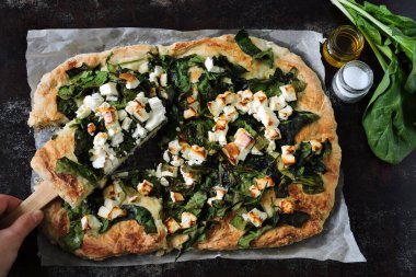 Feta ıspanaklı pizza. Ispanaklı ve peynirli ev yapımı taze pizza. Keto diyeti. Keto öğle yemeği fikri. Renkli sağlıklı yiyecekler.