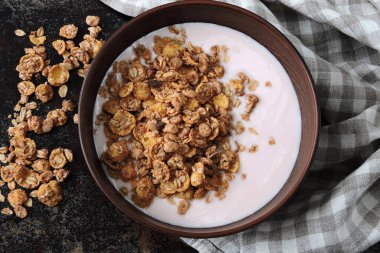 Taze yoğurt ve tahıl gevreğiyle sağlıklı kahvaltı kasesi. Probiyotikler ve mayalanmış süt ürünleri. Probiyotiklerle kahvaltı..