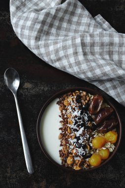 Sağlıklı bir kahvaltı kasesi dolusu tohum, hurma, kurutulmuş meyve ve granola..