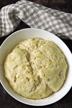 Bir kasede hamur mayası. Yumuşak ve havadar hamur mayası.