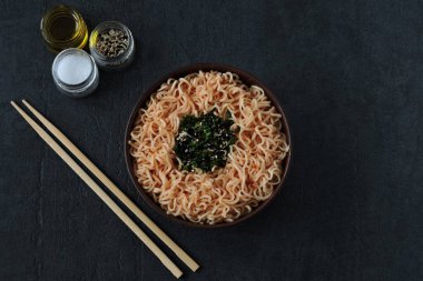 Erişte kasesi. Kasede Çin usulü domates çorbası. Yukarıdan görüntüle.