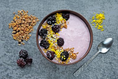 Yoğurt, tahıl gevreği ve böğürtlenli sağlıklı kahvaltı. Keto diyeti. Keto tatlı..