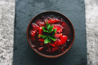 Kasede pancar çorbası. Pancarlı taze sebze çorbası. Üst görünüm.