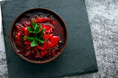 Kasede pancar çorbası. Pancarlı taze sebze çorbası. Üst görünüm.