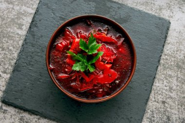 Kasede pancar çorbası. Pancarlı taze sebze çorbası. Üst görünüm.