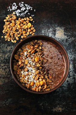 Çikolatalı yoğurt ve granola ile nefis bir kahvaltı kasesi. Sağlıklı kahvaltı..