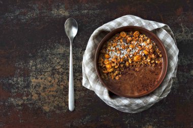 Çikolatalı yoğurt ve granola ile nefis bir kahvaltı kasesi. Sağlıklı kahvaltı..