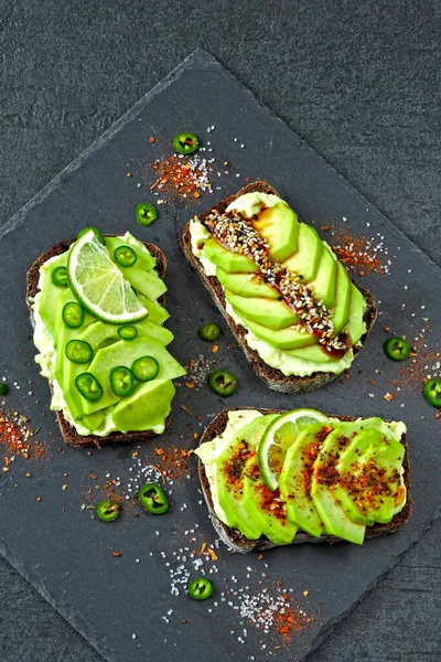 Schön Plattierter Avocado Toast Mit Köstlich Aussehenden Toppings Avocado Toasts — Stockfoto