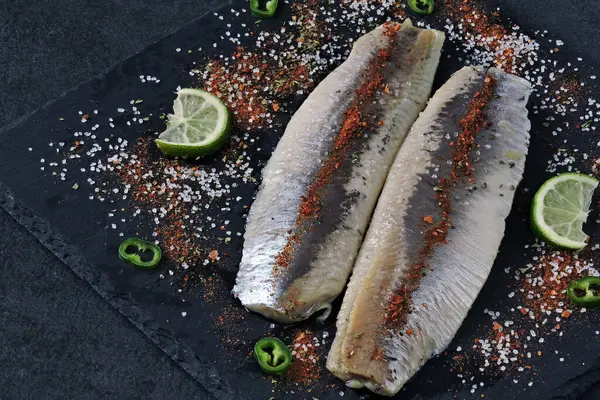 Filete Arenque Con Sal Marina Especias Una Pizarra Negra Piedra —  Fotos de Stock