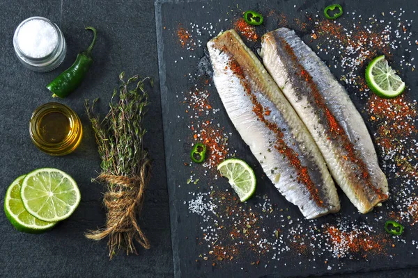 Filete Arenque Con Sal Marina Especias Una Pizarra Negra Piedra —  Fotos de Stock