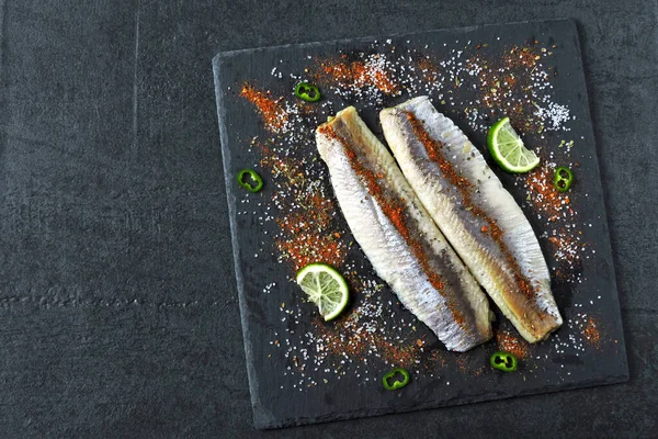 Filete Arenque Con Sal Marina Especias Una Pizarra Negra Piedra —  Fotos de Stock