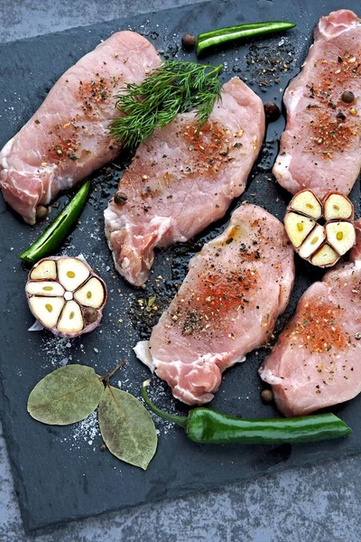 Bifes Crus Porco Com Alho Especiarias Uma Placa Pedra Conceito — Fotografia de Stock