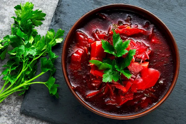 Kasede pancar çorbası. Pancarlı taze sebze çorbası. Üst görünüm.