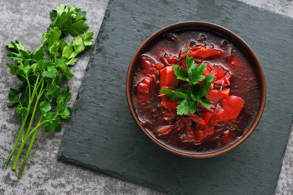 ボウルにビーツスープ 新鮮な野菜スープとビーツ トップ表示 — ストック写真
