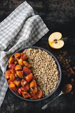 Yulaf ezmeli sıcak kış kahvaltısı, tarçınlı elma, kuru üzüm ve bal. Çevre yemeği. Superfood Fitness Kahvaltı yulaf ezmesi Tarçın elması.