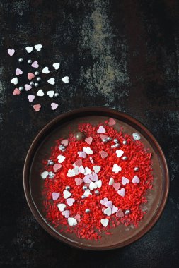 Sevgililer günü kalpleri ve dekorasyonlarıyla süslenmiş bir kasede çikolatalı puding. Aşıklar için romantik kahvaltı. Sevgililer Günü için diyet tatlı.