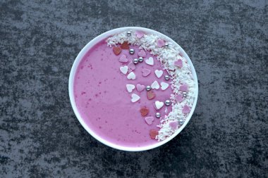 Sevgililer Günü için mor meyve suyu kasesi. Smoothie ve dekorasyonlu kahvaltı kasesi Sevgililer Günü.