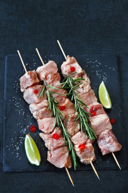 Baharatlı çiğ kebap. Kebap pişiriyorum. Keto diyeti.