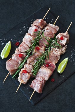 Baharatlı çiğ kebap. Kebap pişiriyorum. Keto diyeti.