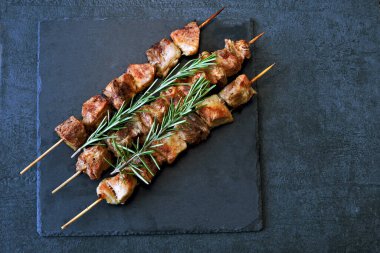 Biberiyeli domuz şiş. Taze aromalı kebap. Keto diyeti. Pegan diyeti. Paleo diyeti.