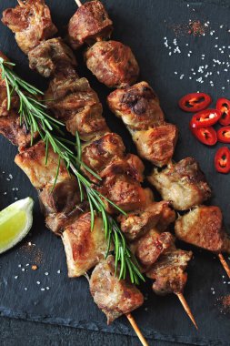 Biberiyeli, limonlu ve biberli lezzetli kebaplar. Keto diyeti. Paleo diyeti. Pegan diyeti.