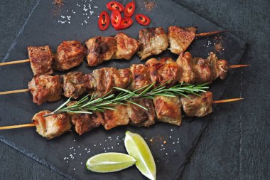 Biberiyeli, limonlu ve biberli lezzetli kebaplar. Keto diyeti. Paleo diyeti. Pegan diyeti.