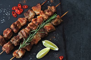 Biberiyeli, limonlu ve biberli lezzetli kebaplar. Keto diyeti. Paleo diyeti. Pegan diyeti.