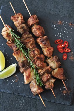 Biberiyeli, limonlu ve biberli lezzetli kebaplar. Keto diyeti. Paleo diyeti. Pegan diyeti.