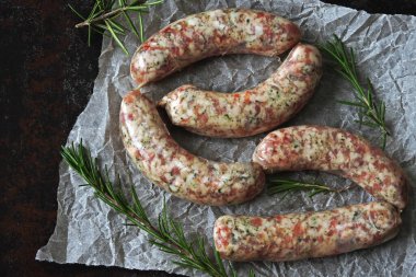 Kağıt üzerinde çiğ sosis. Pişmemiş Bavyera sosisleri.