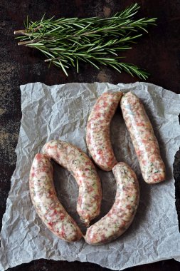 Kağıt üzerinde çiğ sosis. Pişmemiş Bavyera sosisleri.