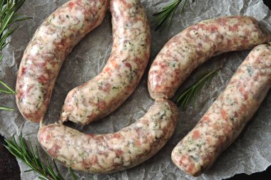 Kağıt üzerinde çiğ sosis. Pişmemiş Bavyera sosisleri.
