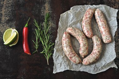 Izgarada baharatlı çiğ sosis. Hazırlıksız Bavyera sosisleri.