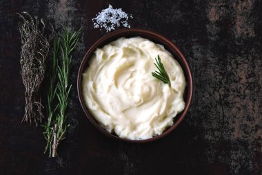 Kasede patates püresi. Ev yapımı patates püresi ve mis kokulu otlar..