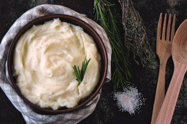 Kasede patates püresi. Ev yapımı patates püresi ve mis kokulu otlar..