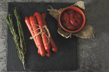 Sosisli ve biberiyeli füme sosis. Üst görünüm.