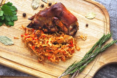 Lahana turşulu fırında domuz budu. Alman ya da Polonya ulusal yemeği.