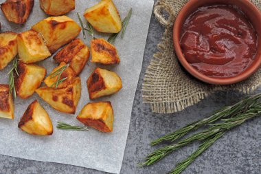 Biberiye ve soslu fırında patates..