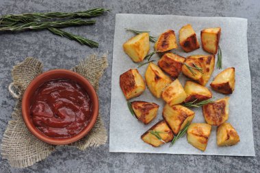 Biberiye ve soslu fırında patates..