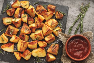 Fırında patates dilimleri. Tuzlu patates kızartması dilimleri..