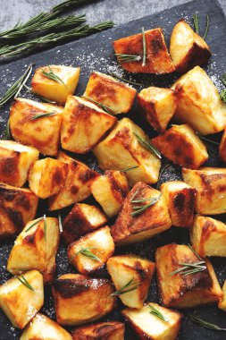 Fırında patates dilimleri. Tuzlu patates kızartması dilimleri..