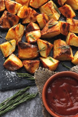 Fırında patates dilimleri. Tuzlu patates kızartması dilimleri..