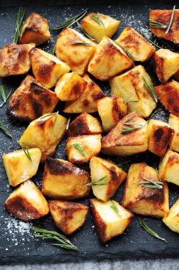 Fırında patates dilimleri. Tuzlu patates kızartması dilimleri..