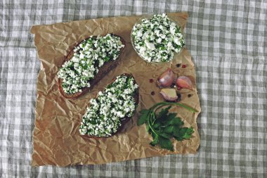 Otlu, baharatlı ve sarımsaklı peynirli sandviç. Sağlıklı atıştırmalıklar. Keto diyeti.