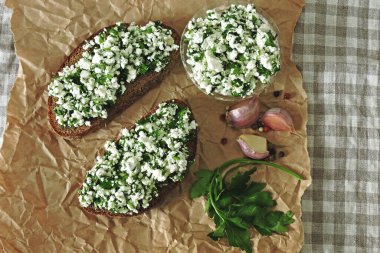 Otlu, baharatlı ve sarımsaklı peynirli sandviç. Sağlıklı atıştırmalıklar. Keto diyeti.
