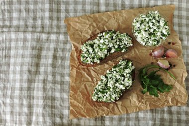 Otlu, baharatlı ve sarımsaklı peynirli sandviç. Sağlıklı atıştırmalıklar. Keto diyeti.